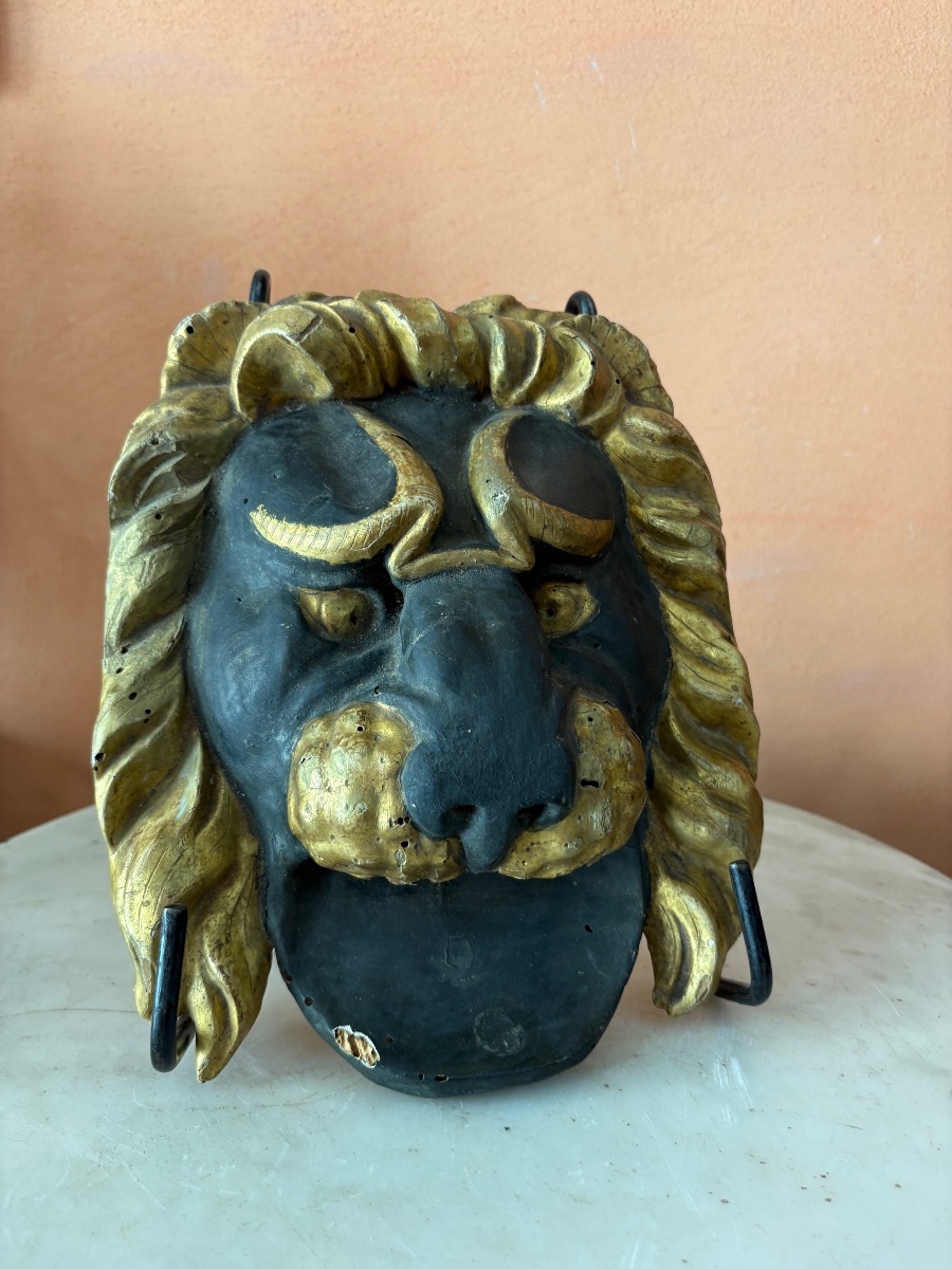 Fregio in legno intagliato laccato Verde  e Dorato  raffigurante Testa di Leone 