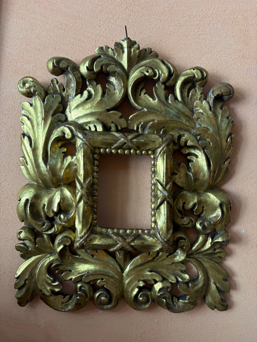 Cornice in legno intagliato e Dorato . 