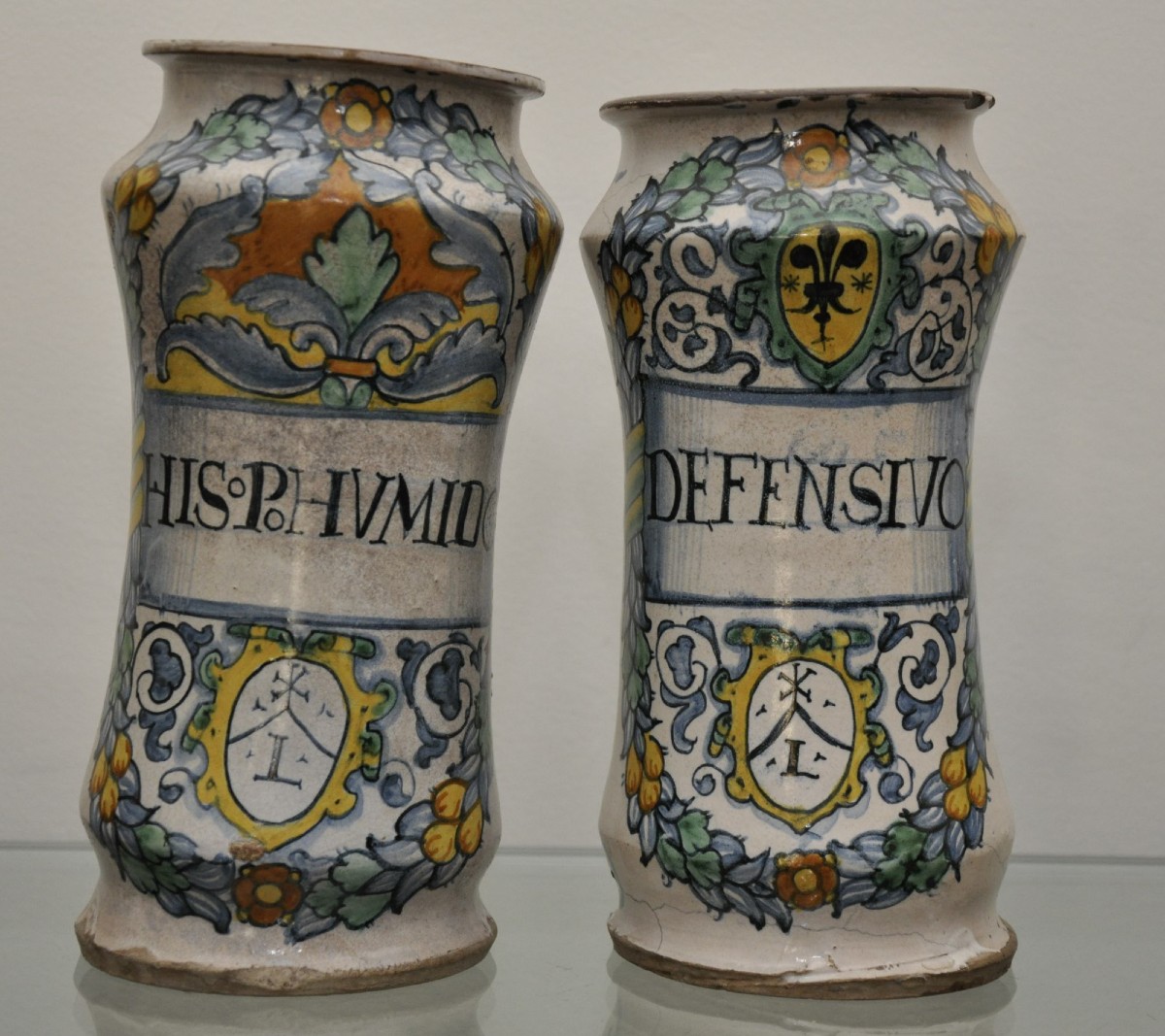 Coppia di albarelli in maiolica di Deruta 