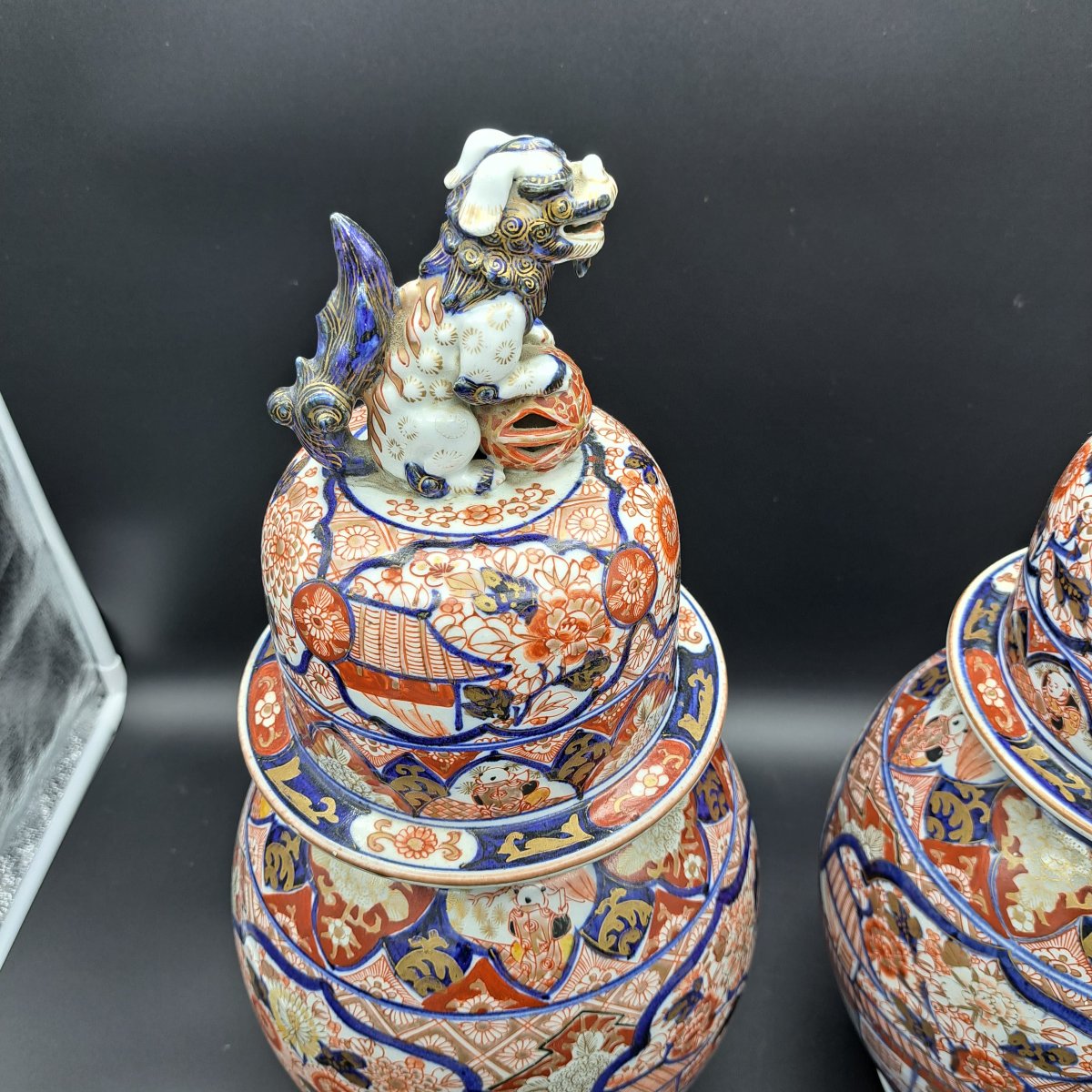 COPPIA DI VASI IMARI CON COPERCHIO DELLA SECONDA META' DEL XIX SECOLO-photo-2