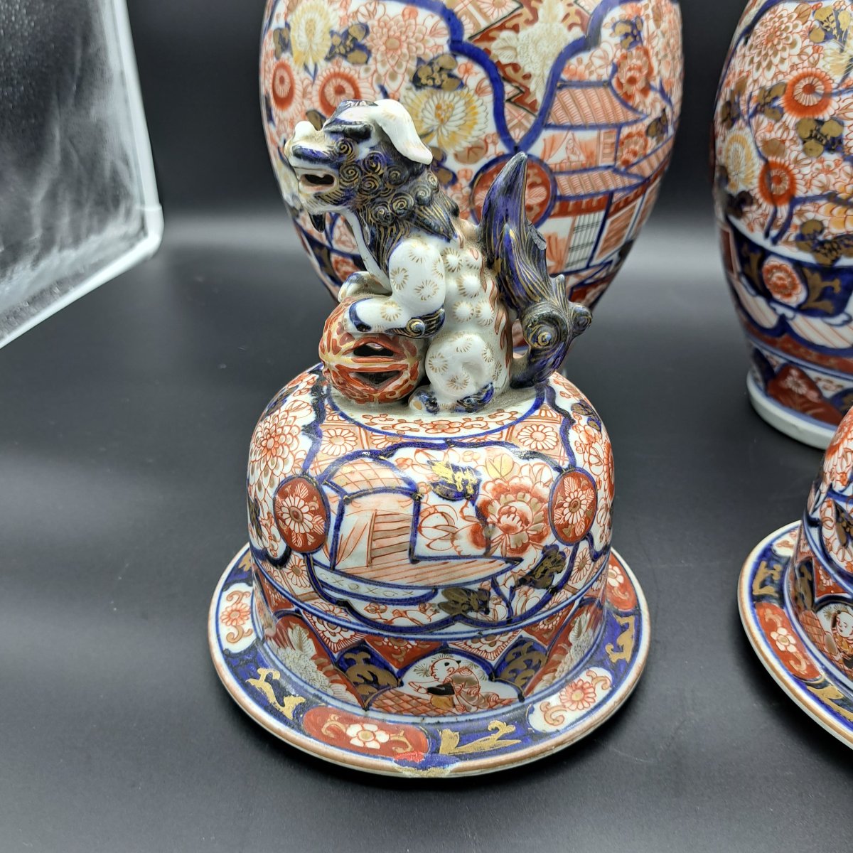 COPPIA DI VASI IMARI CON COPERCHIO DELLA SECONDA META' DEL XIX SECOLO-photo-4