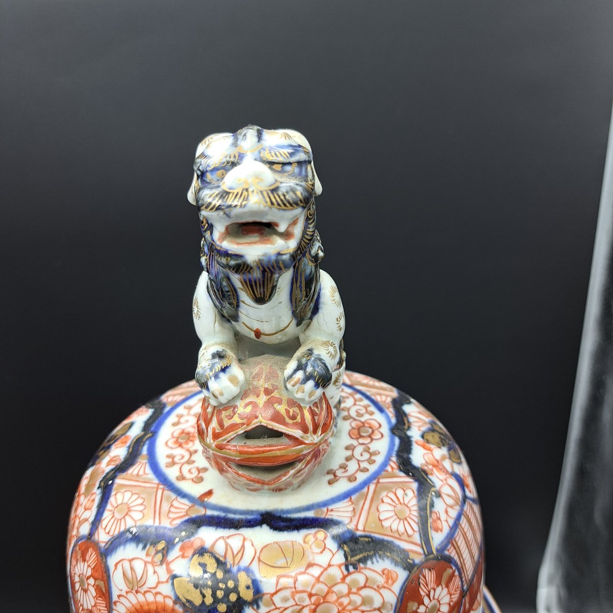 COPPIA DI VASI IMARI CON COPERCHIO DELLA SECONDA META' DEL XIX SECOLO-photo-1