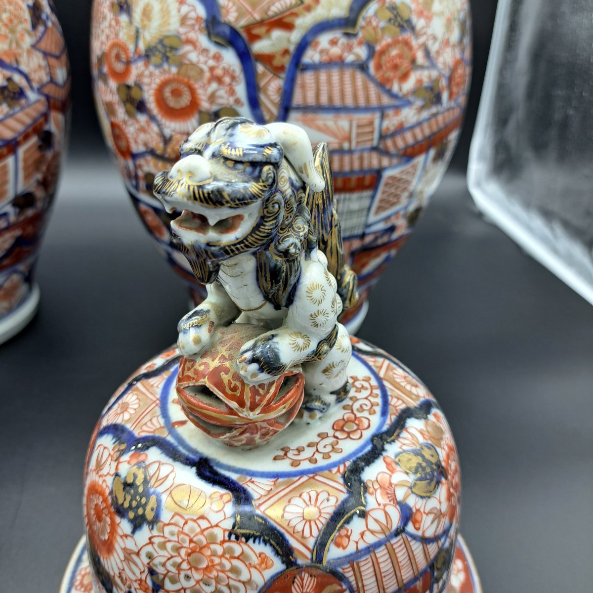 COPPIA DI VASI IMARI CON COPERCHIO DELLA SECONDA META' DEL XIX SECOLO-photo-2