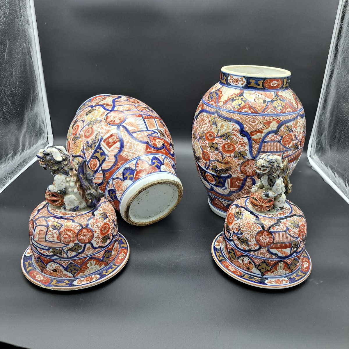 COPPIA DI VASI IMARI CON COPERCHIO DELLA SECONDA META' DEL XIX SECOLO-photo-4