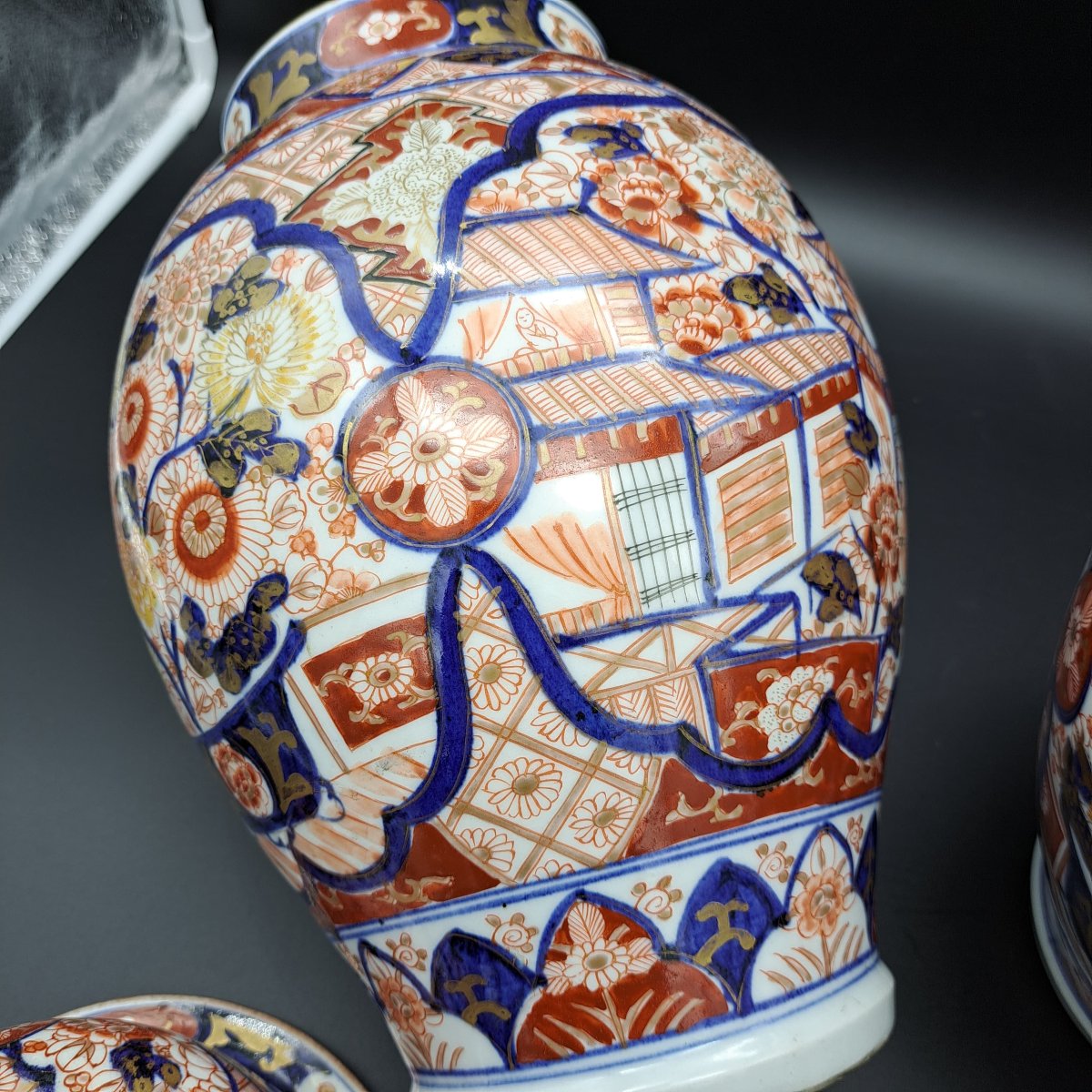 COPPIA DI VASI IMARI CON COPERCHIO DELLA SECONDA META' DEL XIX SECOLO-photo-5