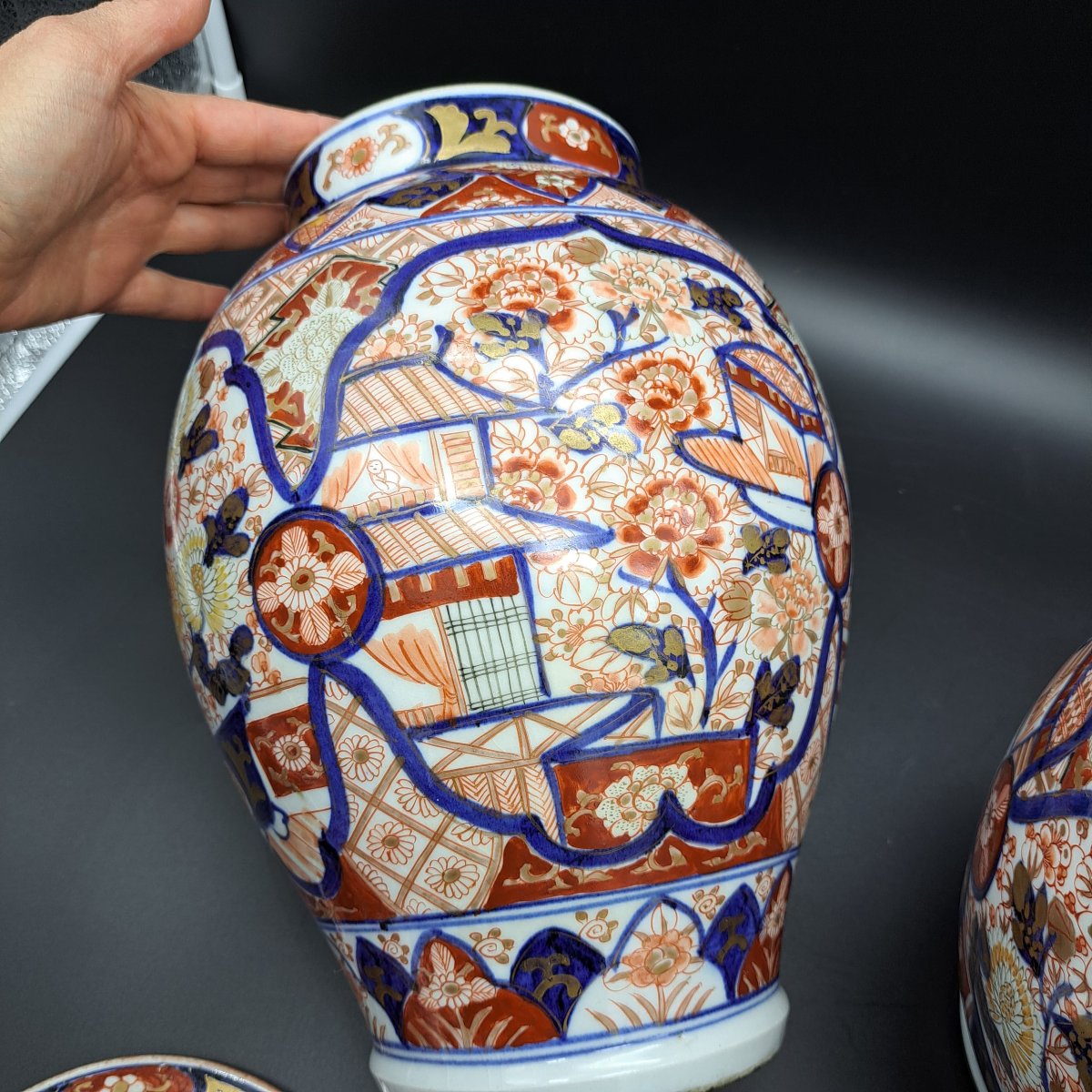 COPPIA DI VASI IMARI CON COPERCHIO DELLA SECONDA META' DEL XIX SECOLO-photo-7