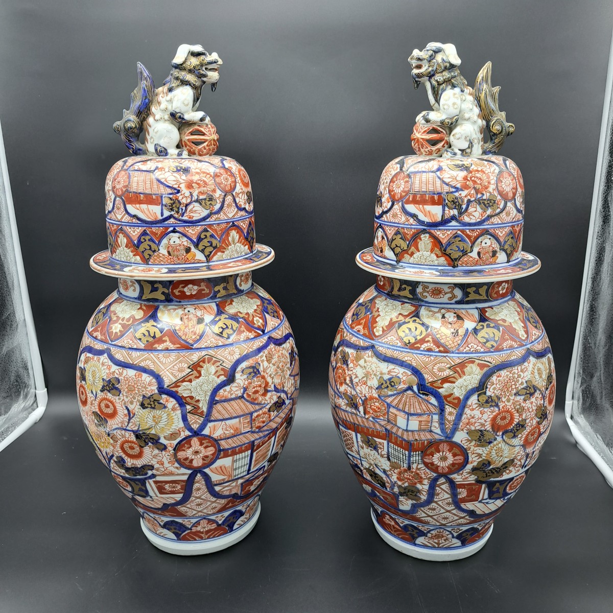 COPPIA DI VASI IMARI CON COPERCHIO DELLA SECONDA META' DEL XIX SECOLO