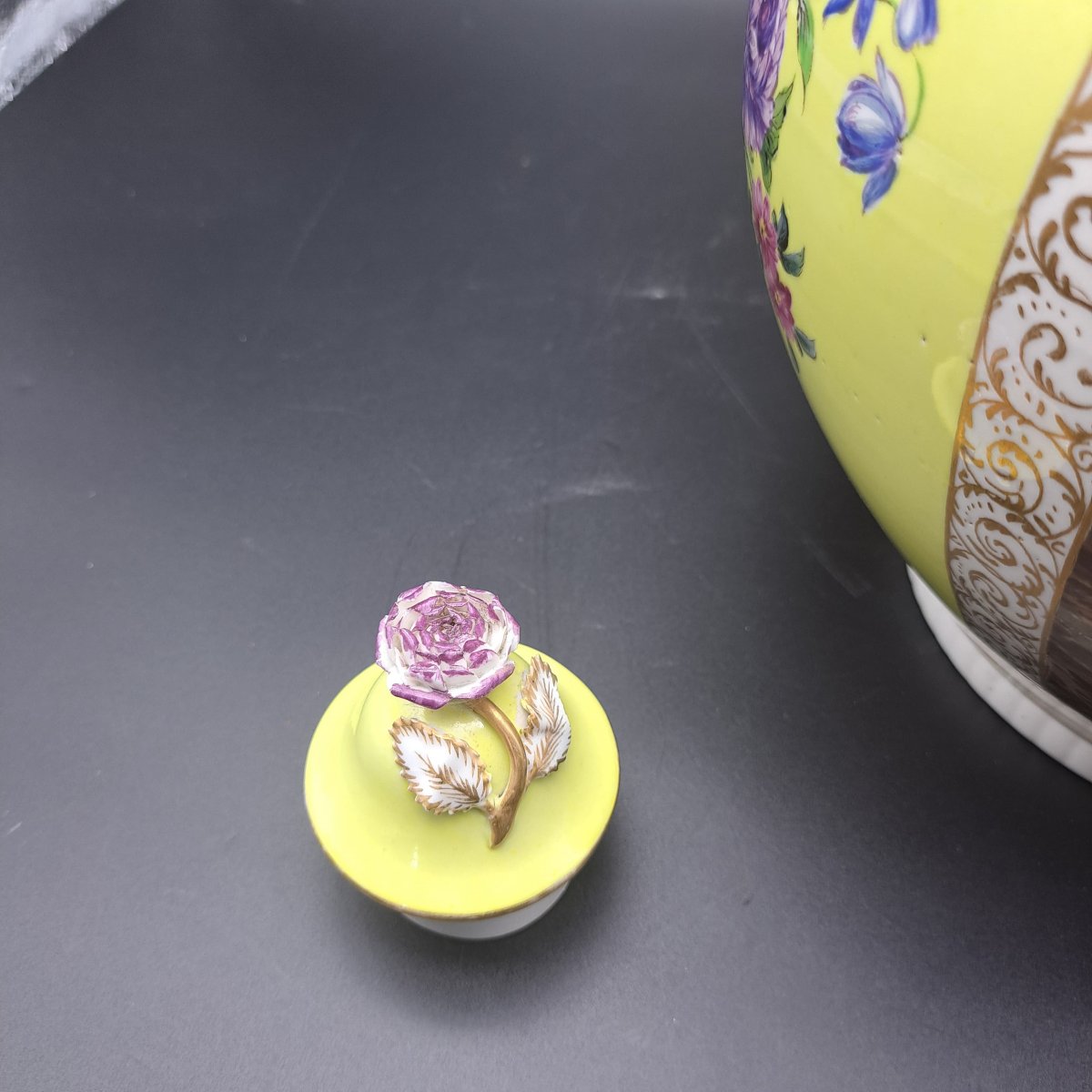 GRANDE COPPIA DI VASI CON COPERCHIO DEL XIX SECOLO PRODUZIONE DI MEISSEN-photo-4