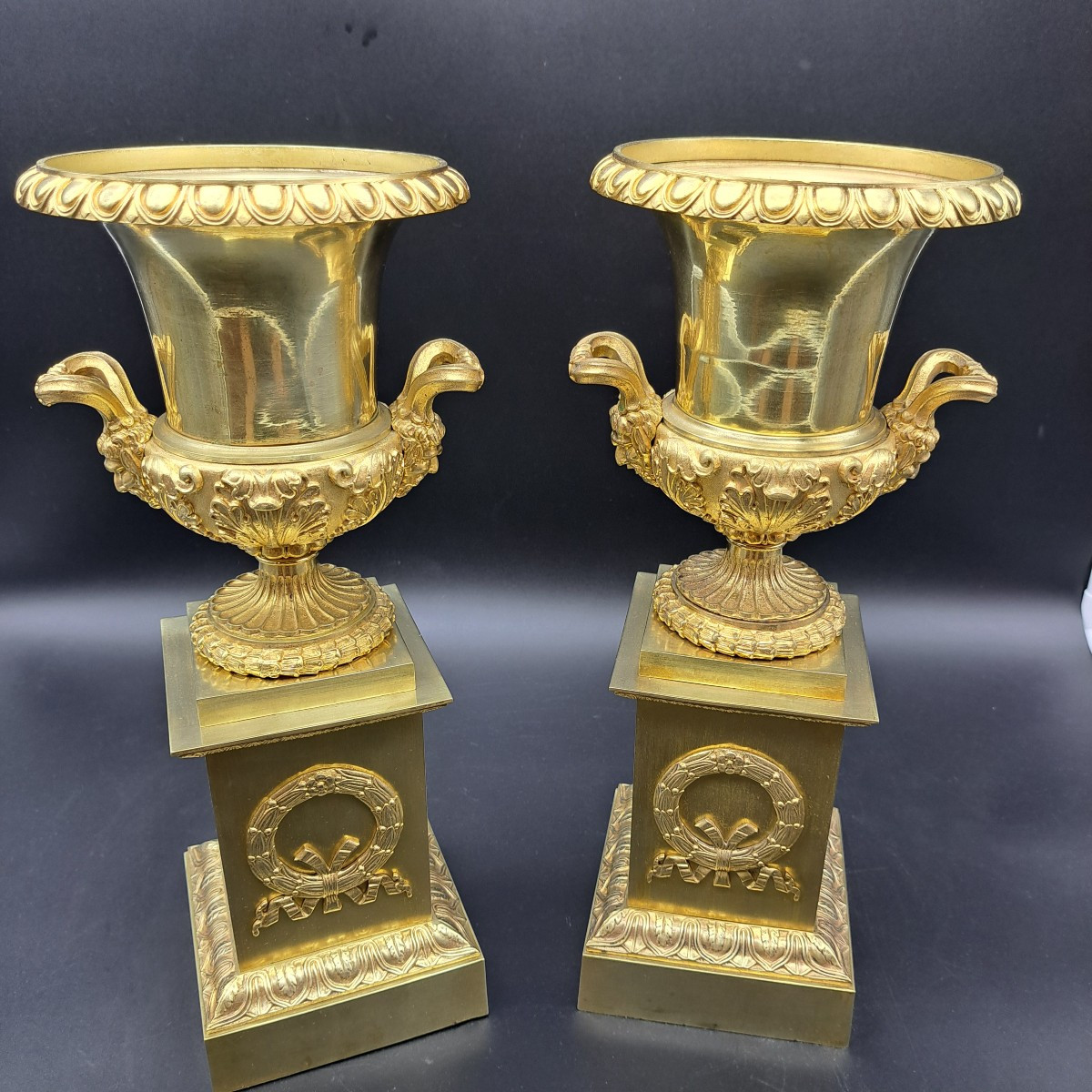 COPPIA DI VASI MEDICEI IN BRONZO DORATO DEL XIX SECOLO