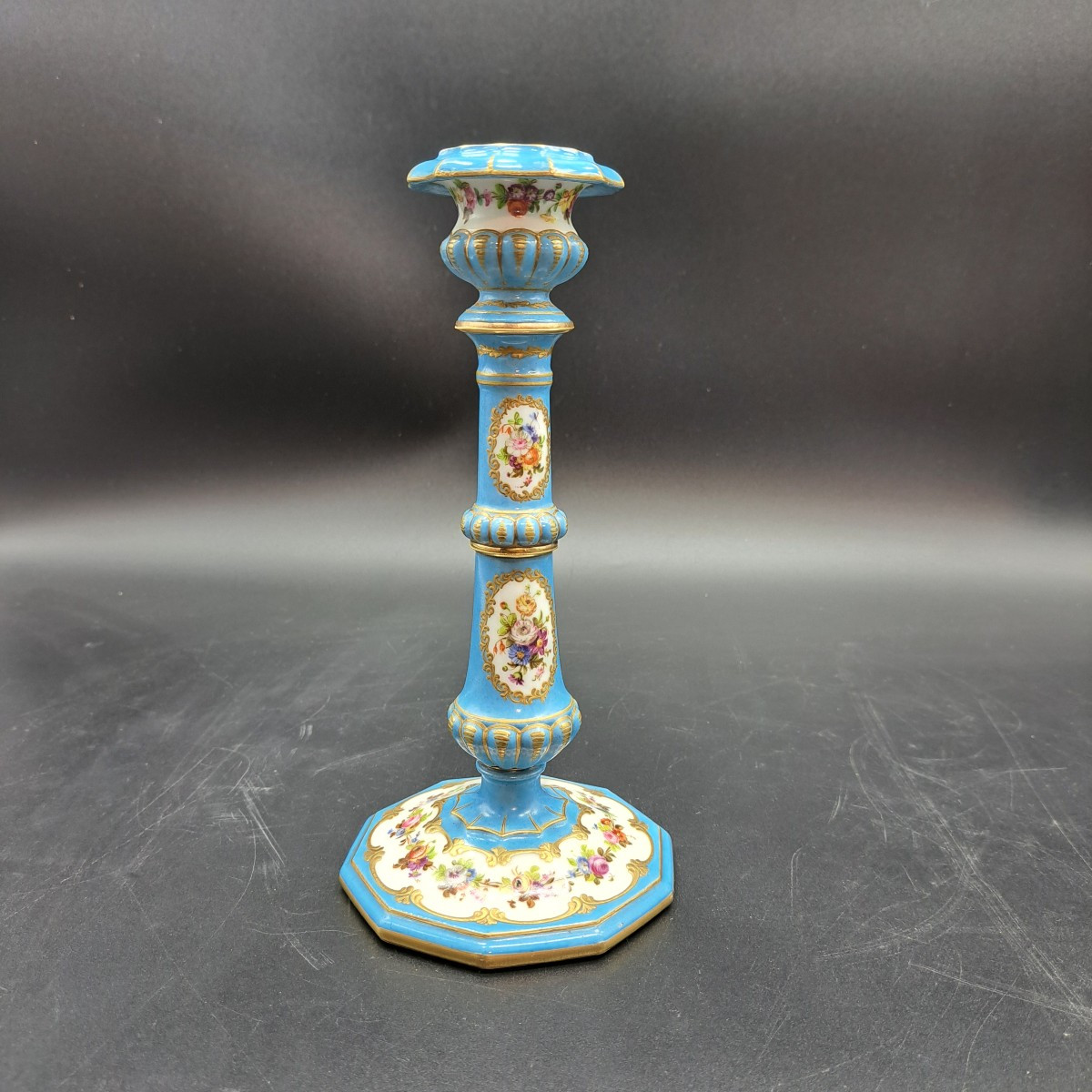 CANDELABRO IN PORCELLANA DI SEVRES DELLA SECONDA META' DEL XIX SECOLO