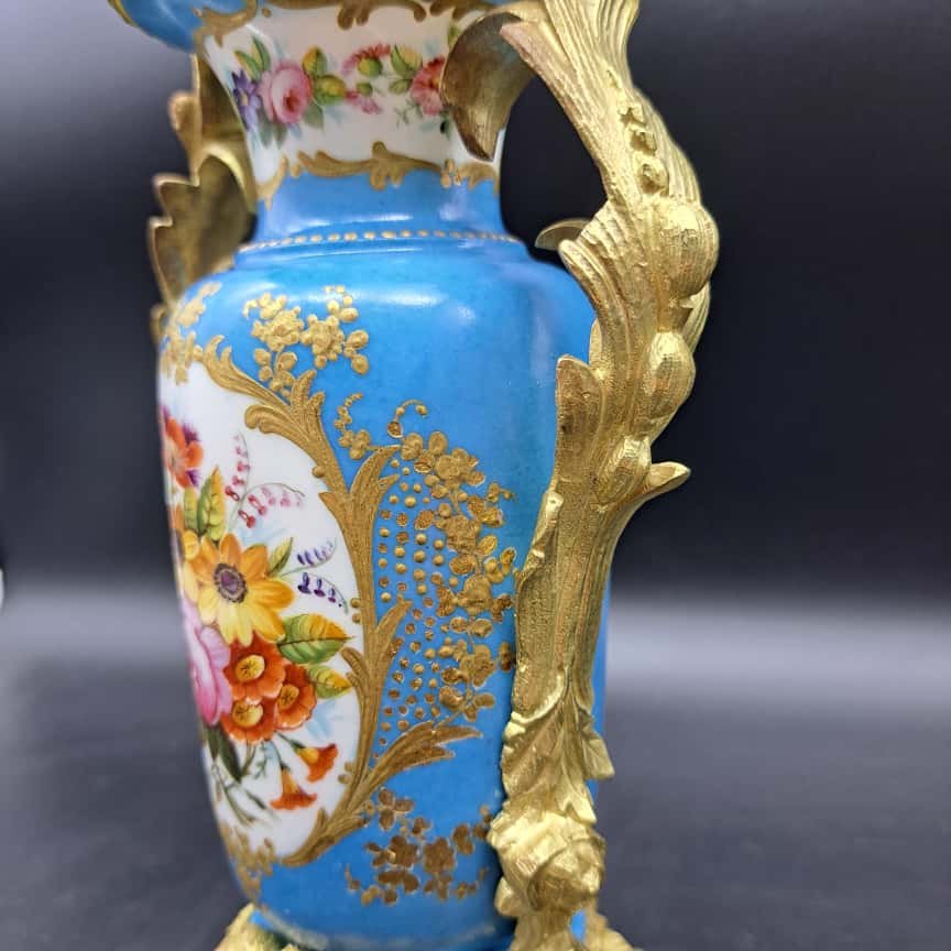 COPPIA DI VASI SEVRES CON MONTATURA IN BRONZO DORATO DEL XIX SECOLO-photo-1