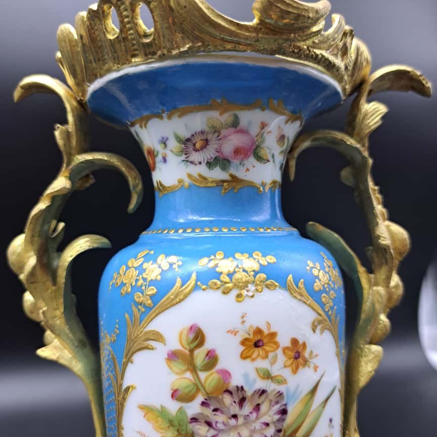 COPPIA DI VASI SEVRES CON MONTATURA IN BRONZO DORATO DEL XIX SECOLO-photo-2