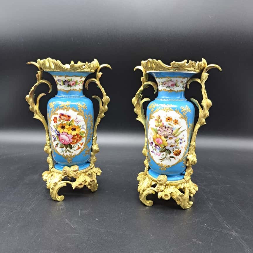 COPPIA DI VASI SEVRES CON MONTATURA IN BRONZO DORATO DEL XIX SECOLO