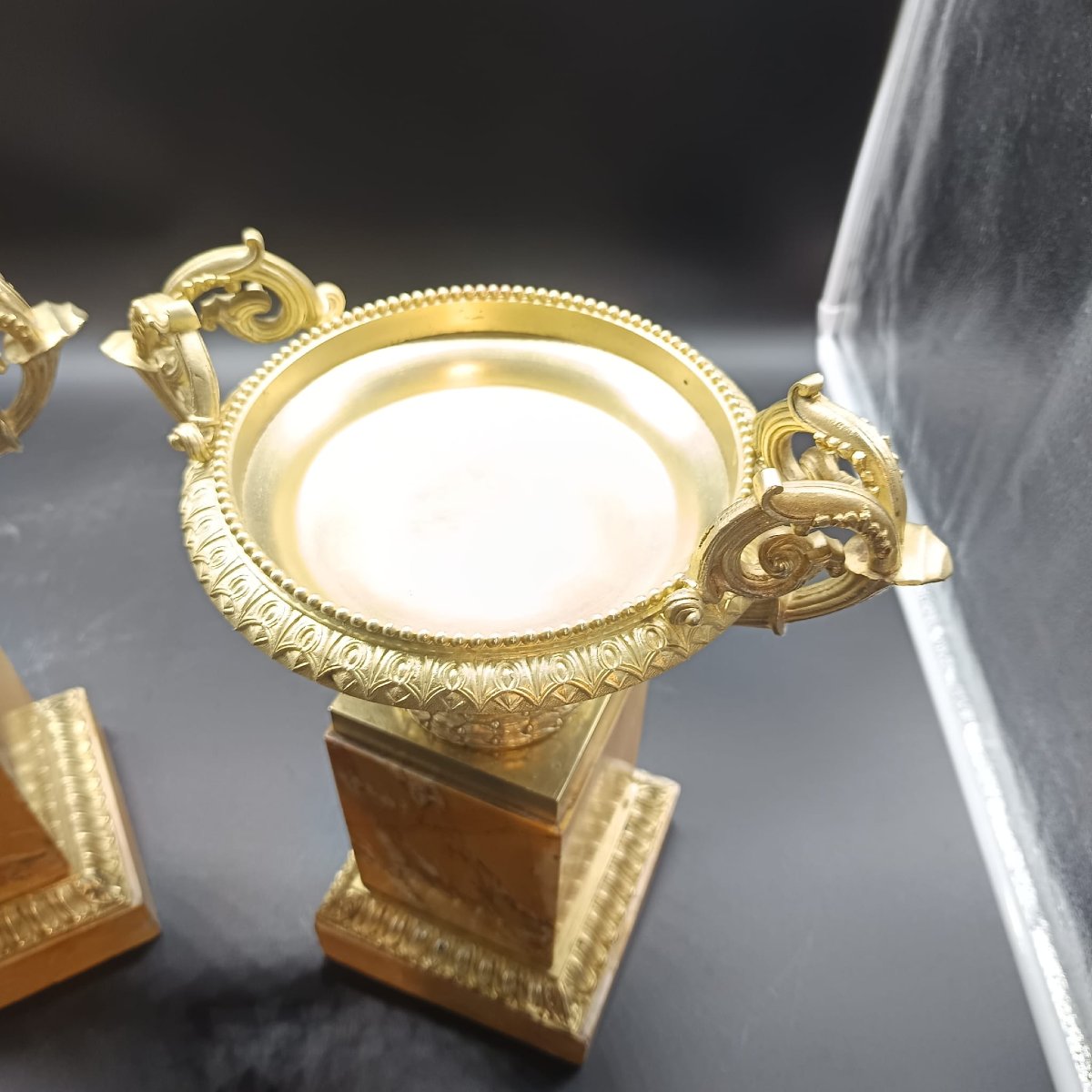 COPPIA DI ALZATE IN BRONZO DORATO E MARMO EPOCA CARLO X.-photo-3