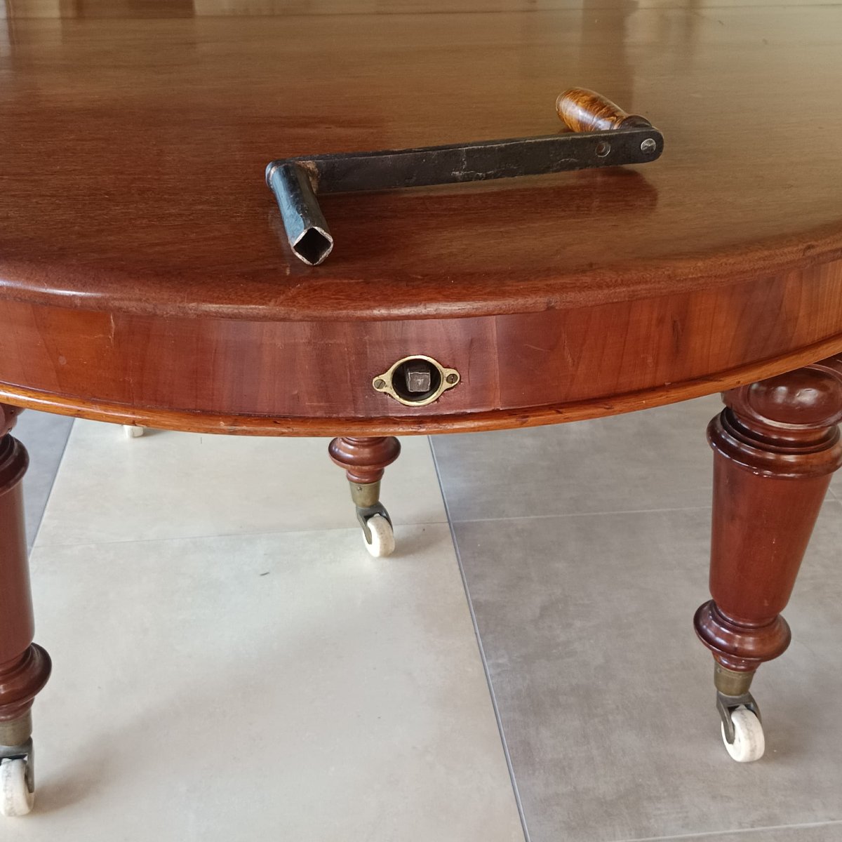 TAVOLO INGLESE ALLUNGABILE IN MOGANO DELLA SECONDA META' DEL XIX SECOLO.-photo-4