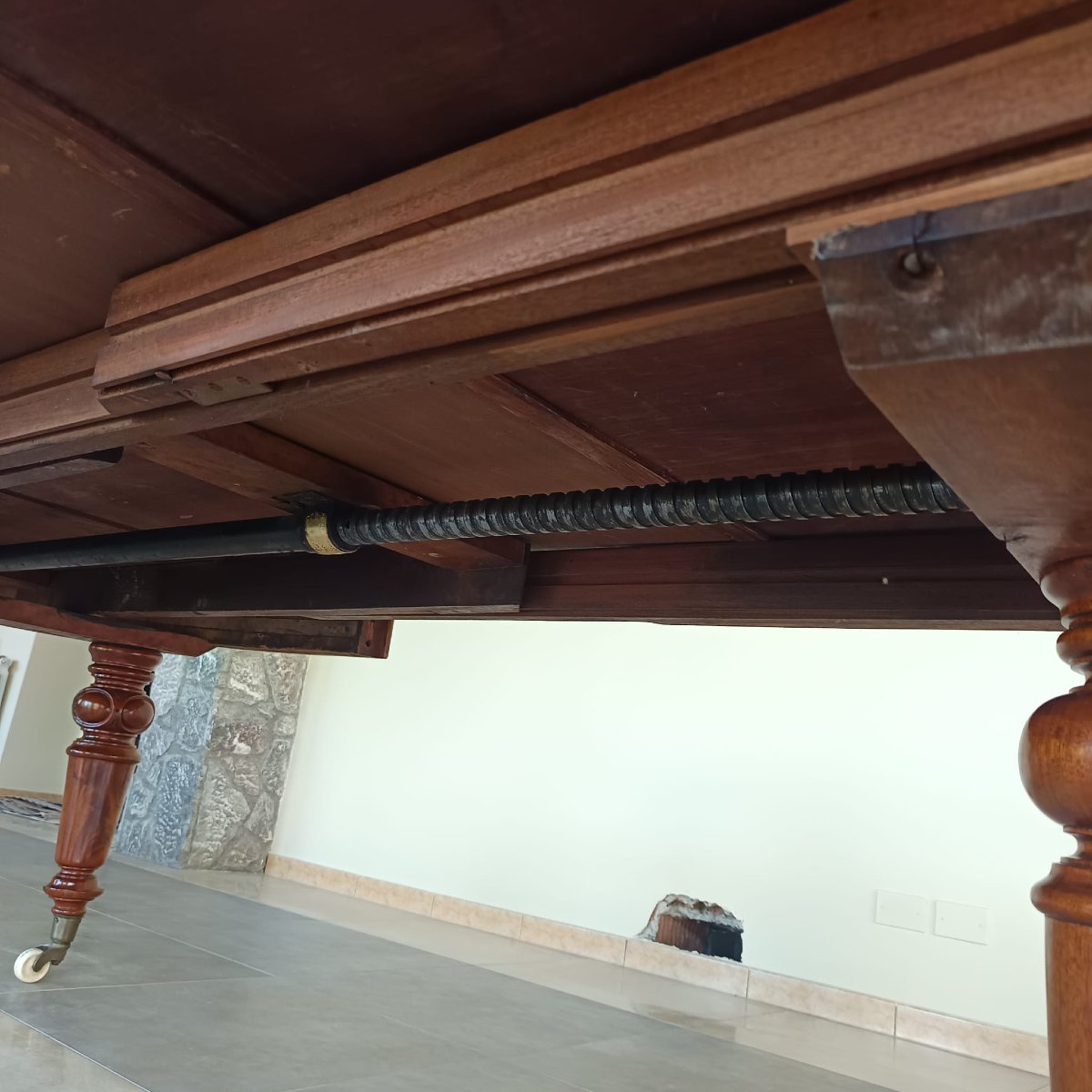 TAVOLO INGLESE ALLUNGABILE IN MOGANO DELLA SECONDA META' DEL XIX SECOLO.-photo-6