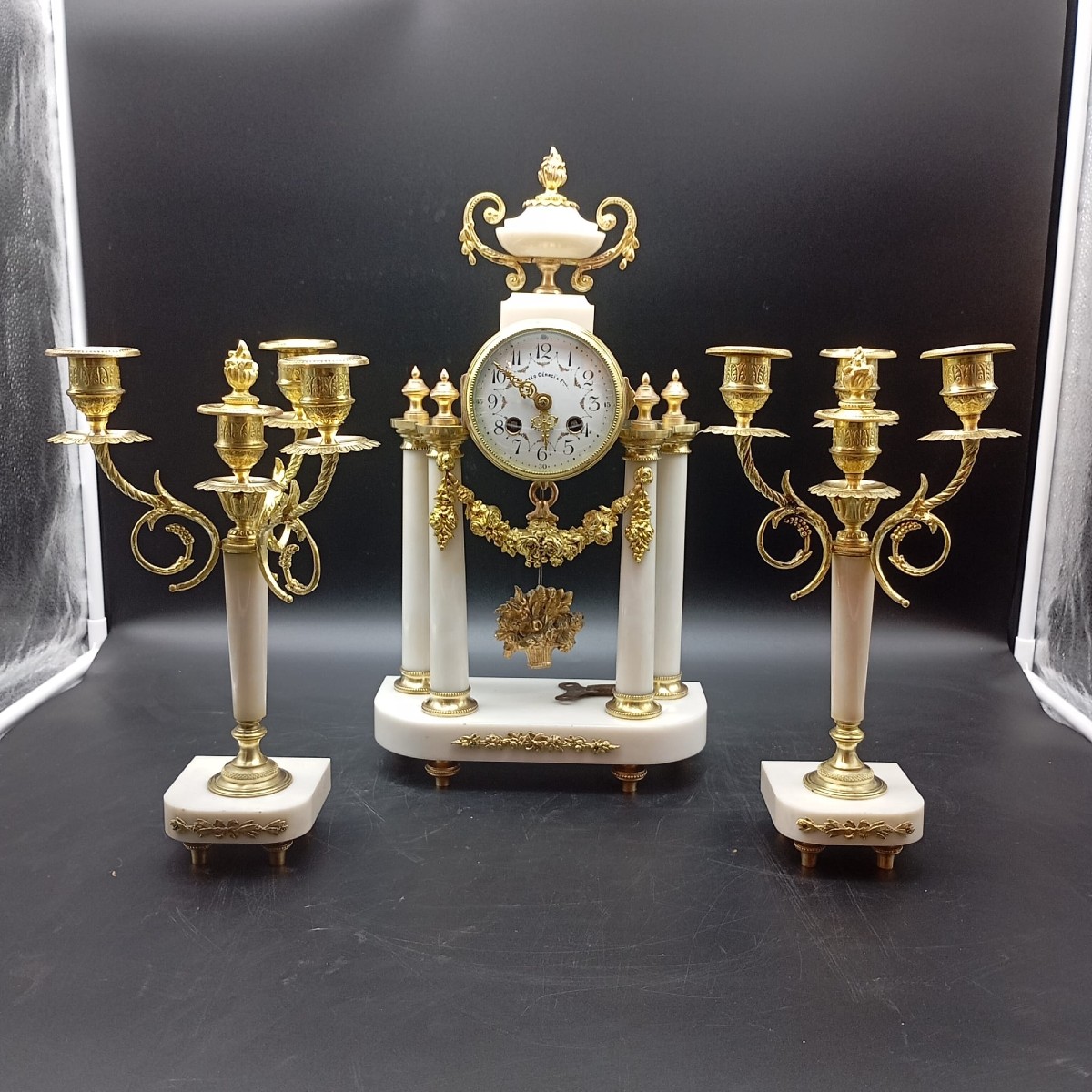 OROLOGIO A PENDOLO IN BRONZO DORATO E MARMO DELLA SECONDA META' DEL XIX SECOLO