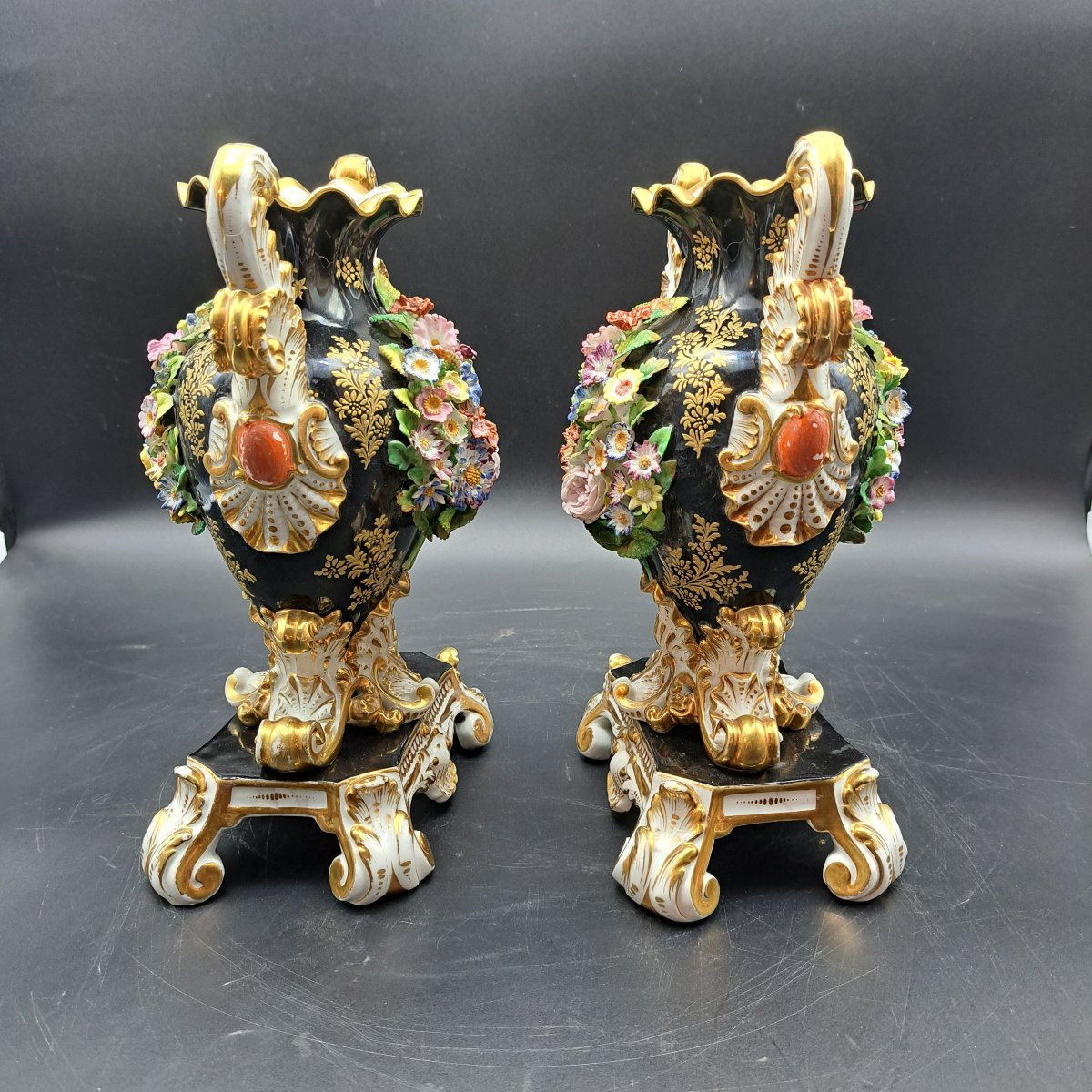 COPPIA DI VASI CON DECORAZIONI FLOREALI DI MANIFATTURA FRANCESE FIRMATI JACOB PETIT-photo-3