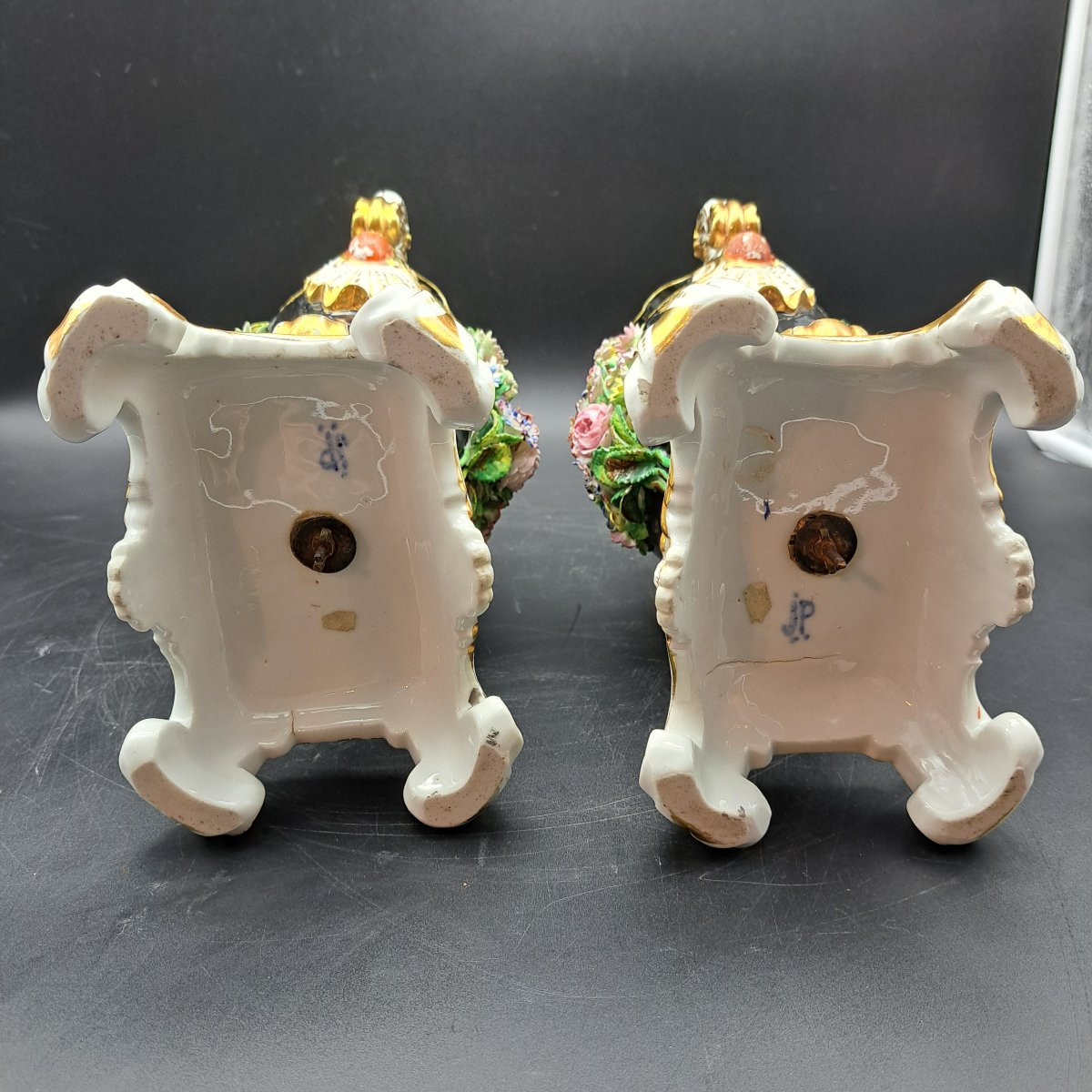 COPPIA DI VASI CON DECORAZIONI FLOREALI DI MANIFATTURA FRANCESE FIRMATI JACOB PETIT-photo-1