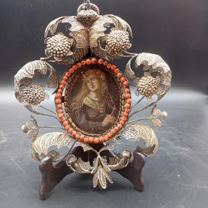 CAPEZZALE IN FILIGRA D'ARGENTO CON PICCOLO DIPINTO RAFFIGURANTE SANTA ROSALIA