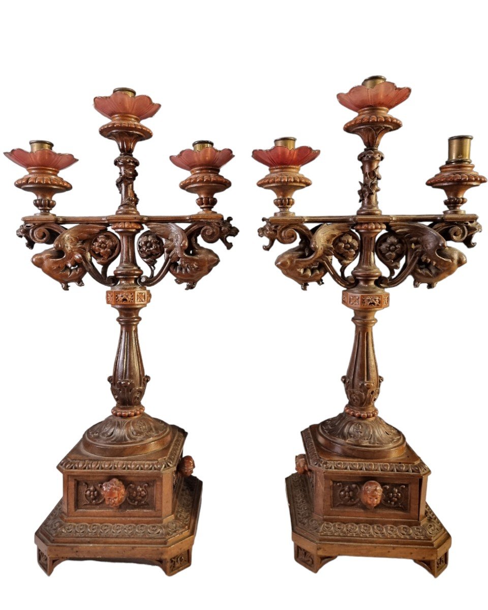 Bellissima coppia di candelabri in legno intagliato 