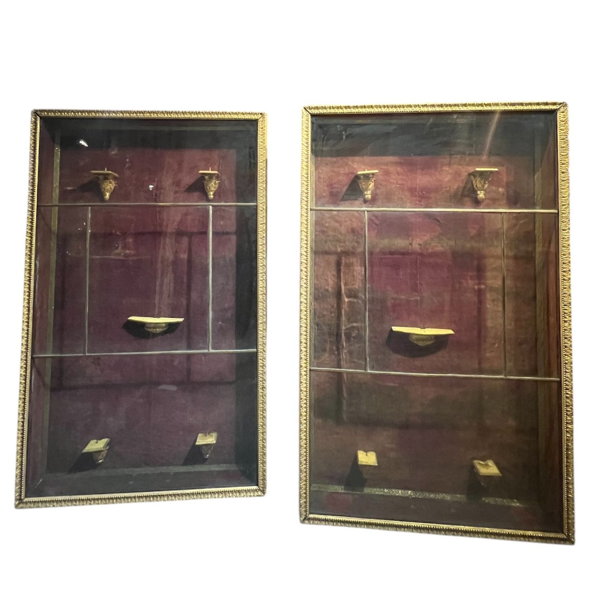 Coppia di teche in legno