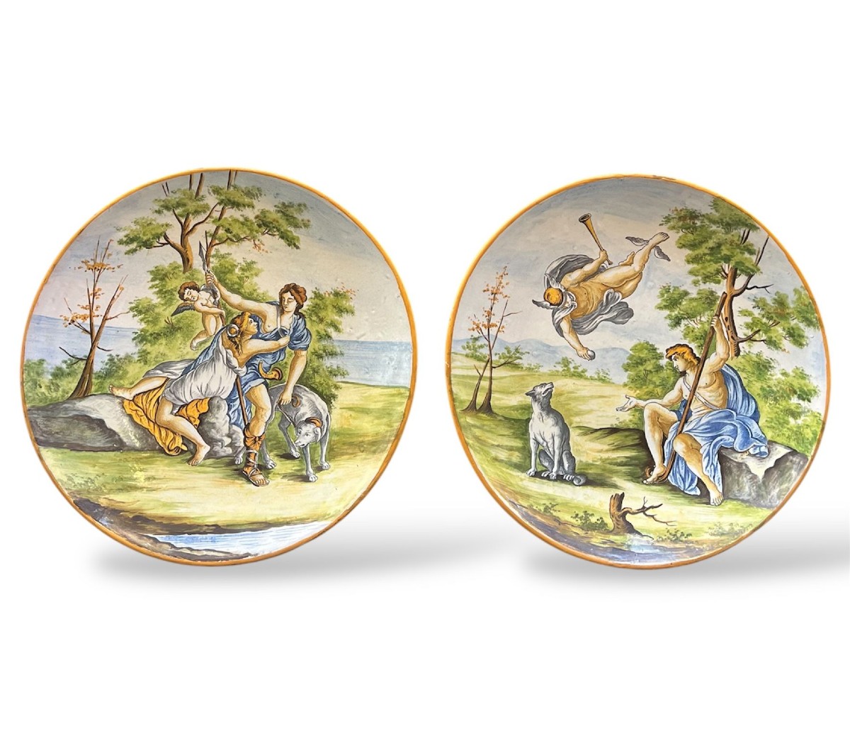 Coppia di piatti decorativi in maiolica 