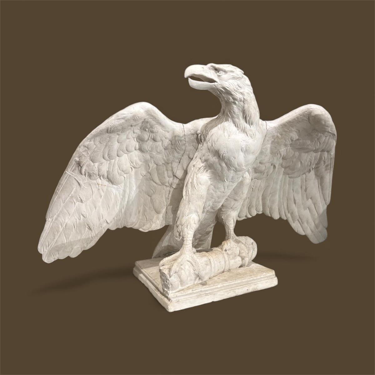 Scultura raffigurante aquila
