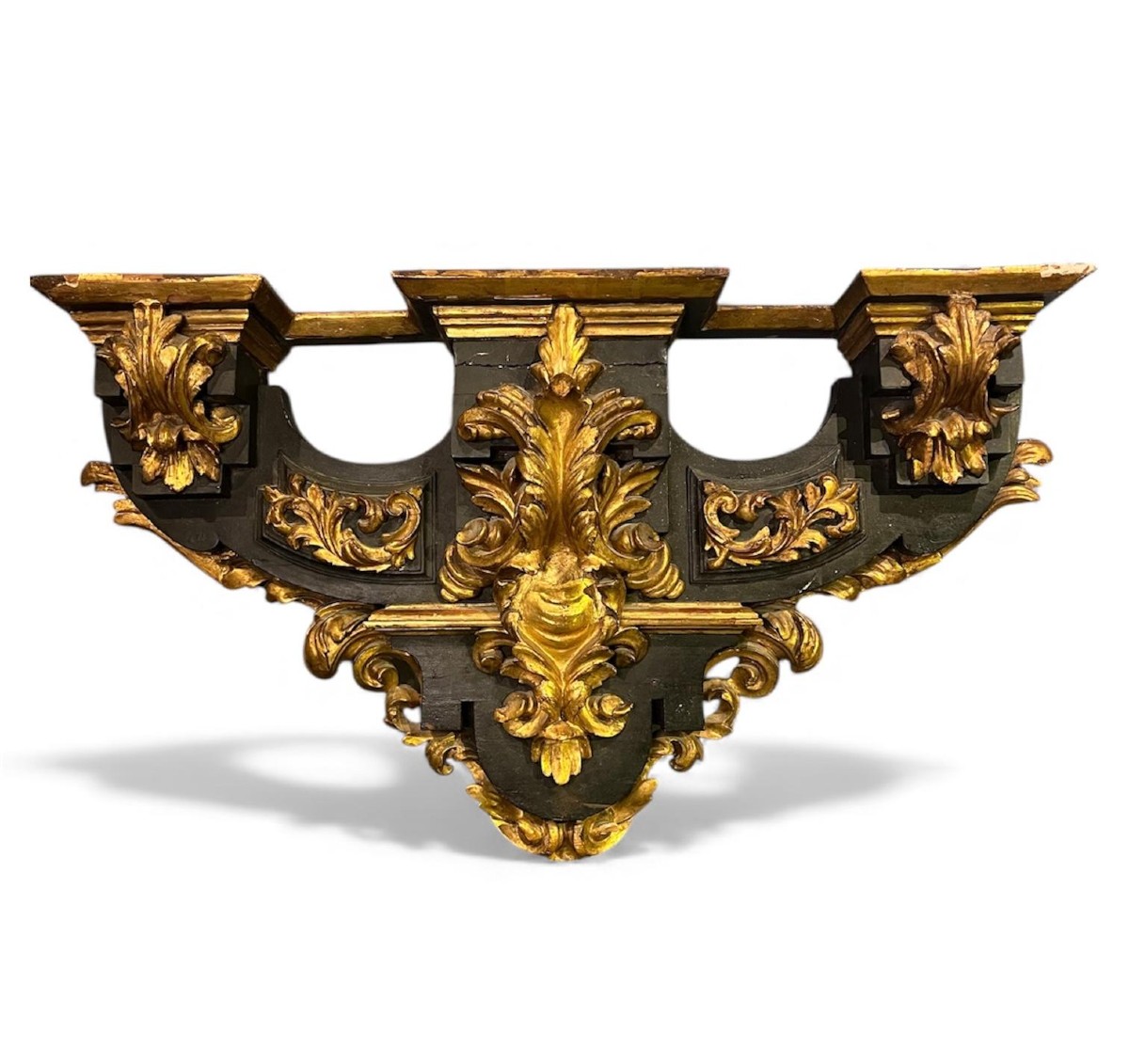 Mensola dorata e dipinta