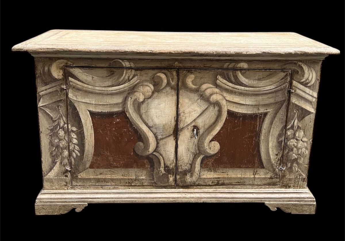 Credenza in legno dipinto