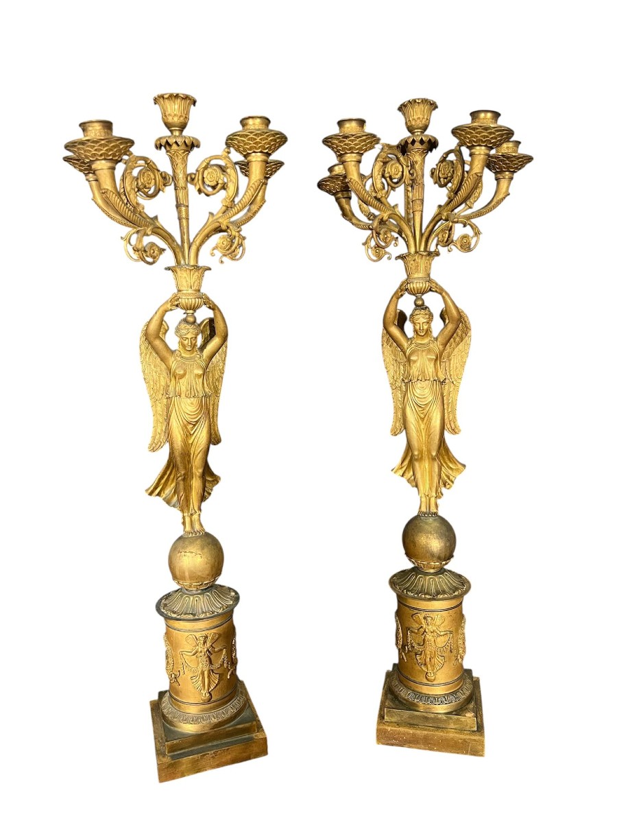 Coppia di grandi candelabri in bronzo dorato