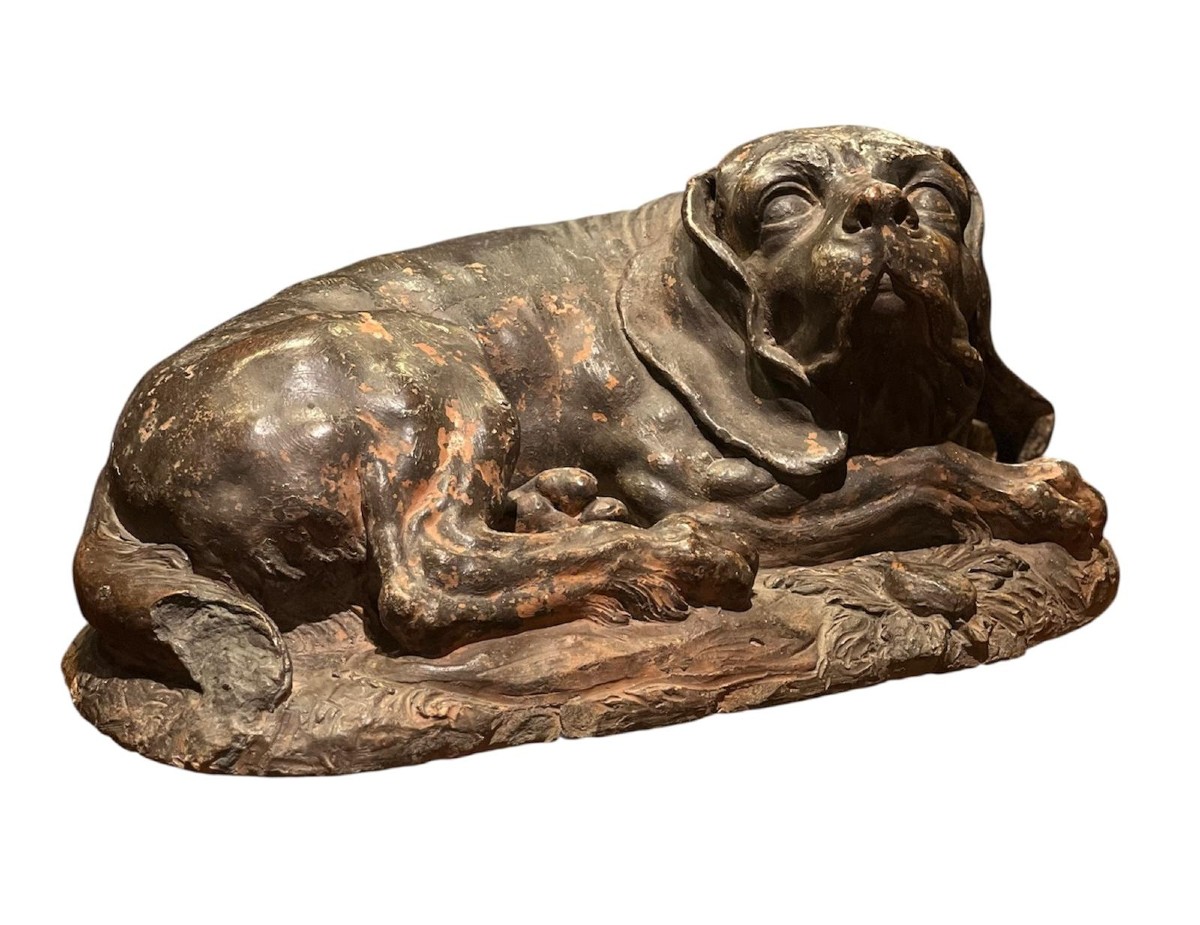 Scultura raffigurante cane da caccia accovacciato