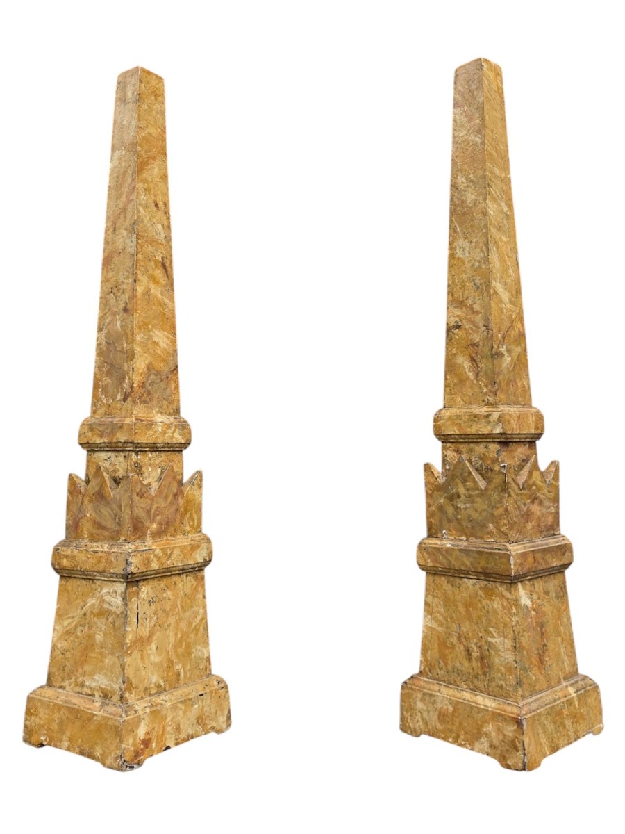 Coppia di obelischi in legno dipinto a finto marmo