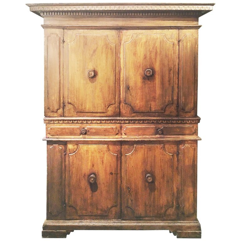 Armoire Italien à Double Corps Du XVIIe Siècle En Noyer