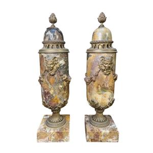 Coppia di vasi in marmo e bronzo