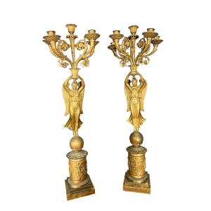 Coppia di grandi candelabri in bronzo dorato