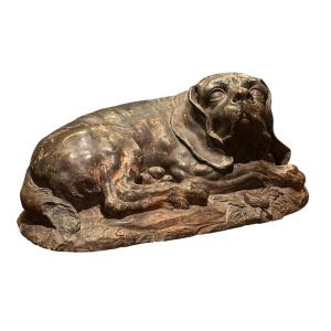 Scultura raffigurante cane da caccia accovacciato