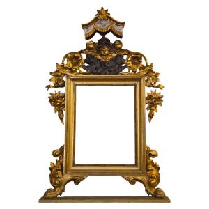Cornice dorata e intagliata