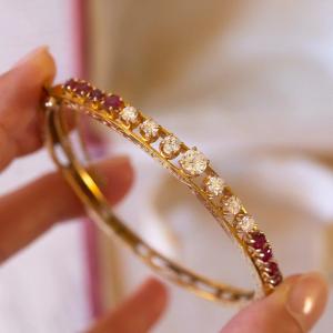 Bracelet Rigide En Or 14 K Avec Diamants (1.40 Ct Environ) Et Rubis (1.30 Ct Environ)
