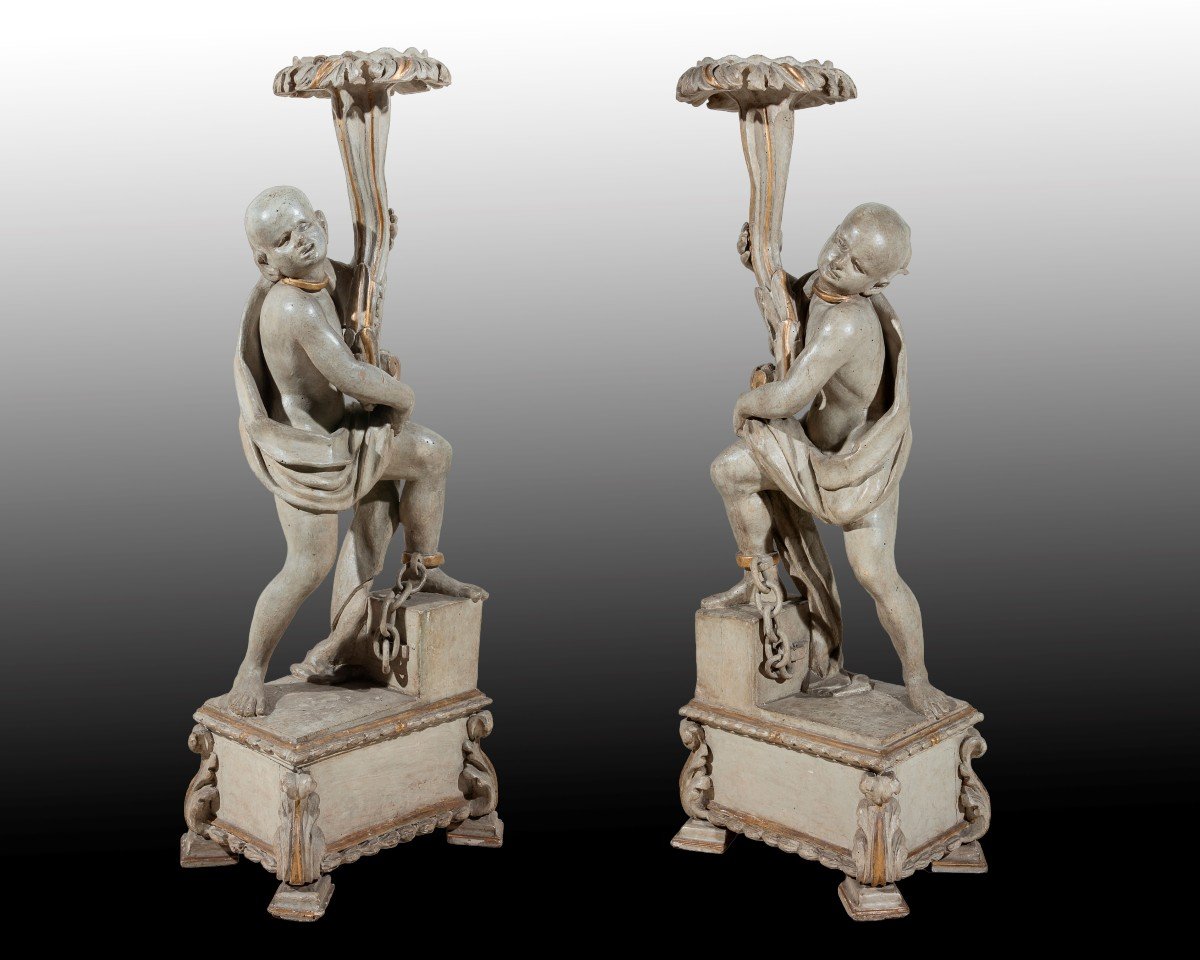 Coppia di sculture con reggitorcia in lacca chiara, Veneto, secolo XVIII/XIX