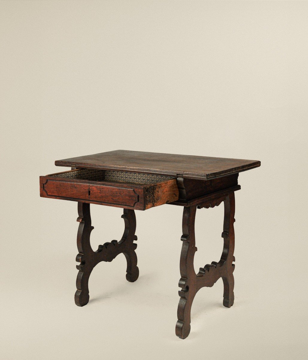 Tavolo in noce del XVIII secolo