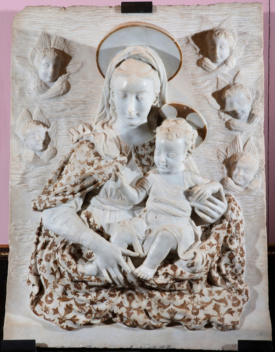 Scultore del XIX secolo, "Madonna con il Bambino e teste di cherubini"