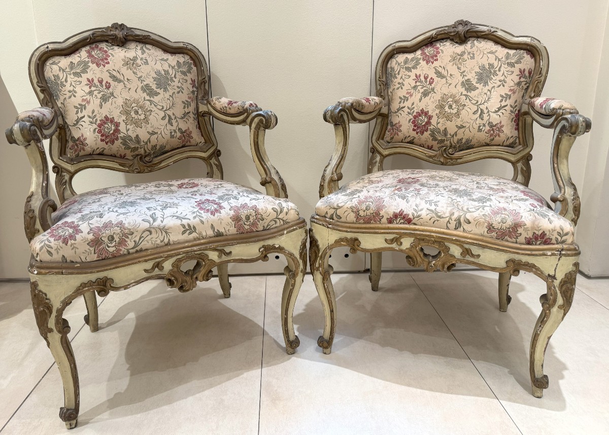 Due poltrone  in legno laccato e dorato, Lombardia, XVIII secolo