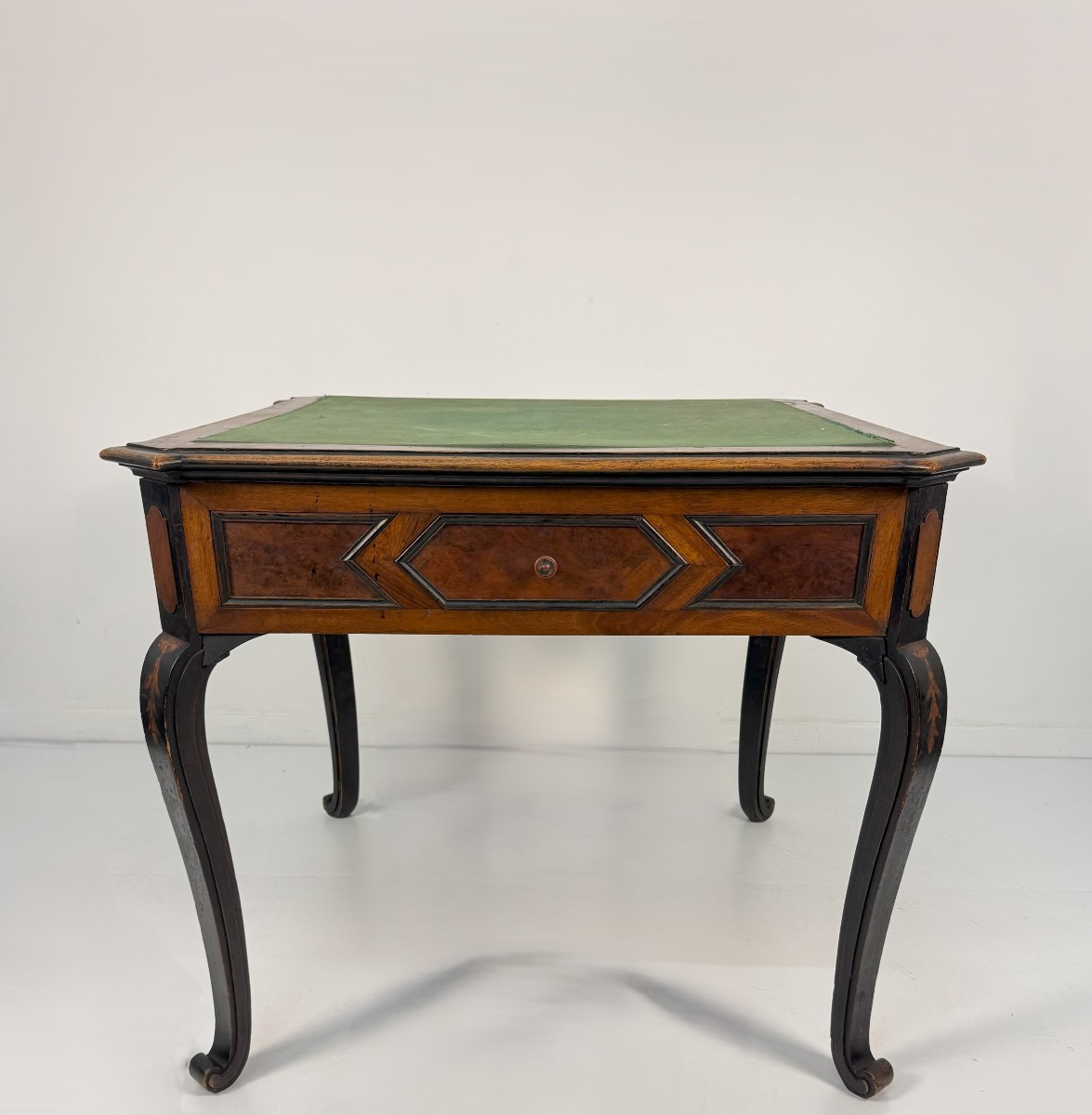 Tavolino da gioco lastronato in noce, XIX secolo