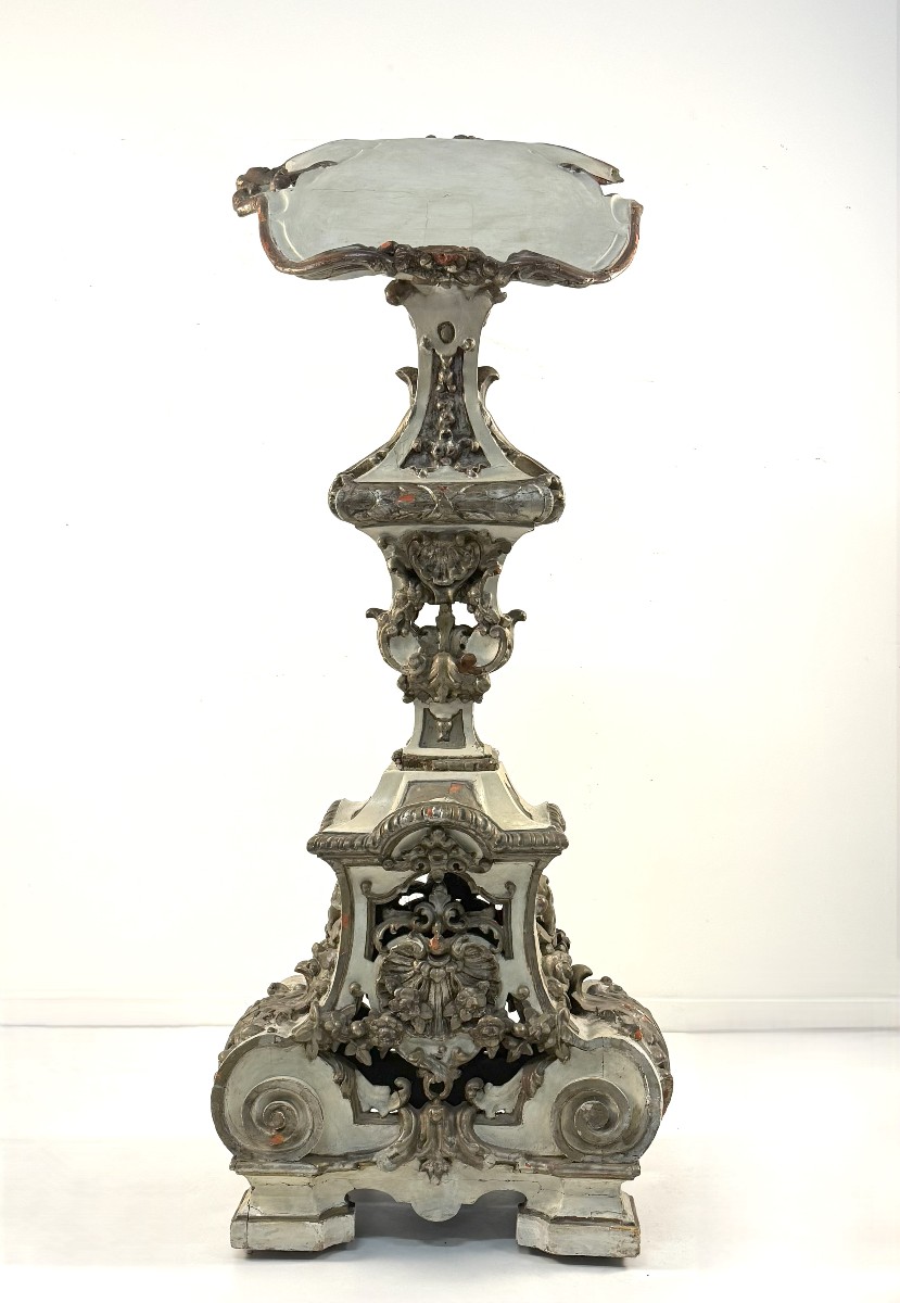 Leggio in legno intagliato laccato e dorato, Italia, fine del XVIII secolo
