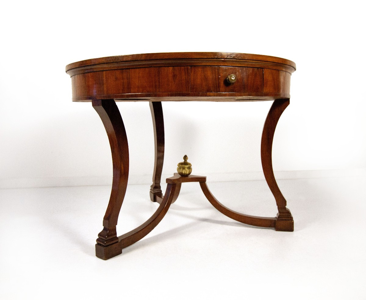 Tavolo lastronato in noce, XIX secolo