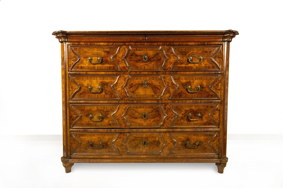 Cassettone lastronato in noce e radica, Lombardia, inizio del XVIII secolo