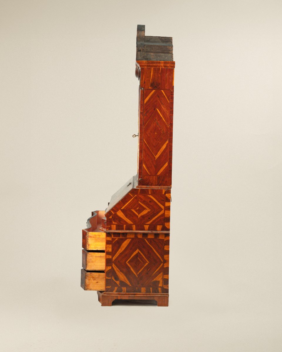 Cassettone a ribalta con alzata lastronato in carrubo, Veneto XVIII secolo-photo-1