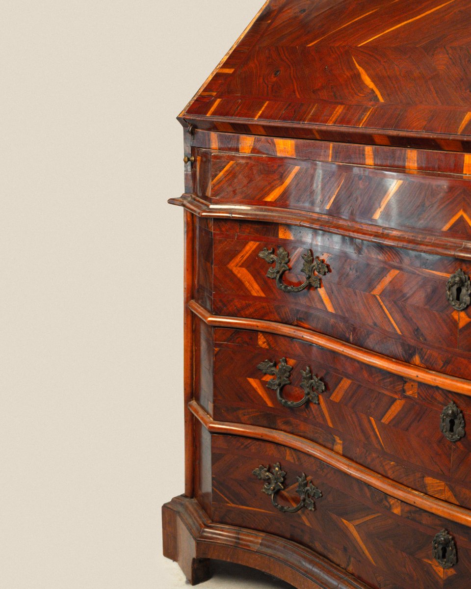 Cassettone a ribalta con alzata lastronato in carrubo, Veneto XVIII secolo-photo-5