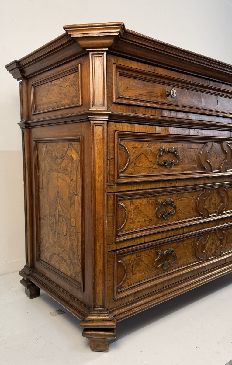 Cassettone in noce e in parte lastronato in noce, fine XVII secolo-photo-2